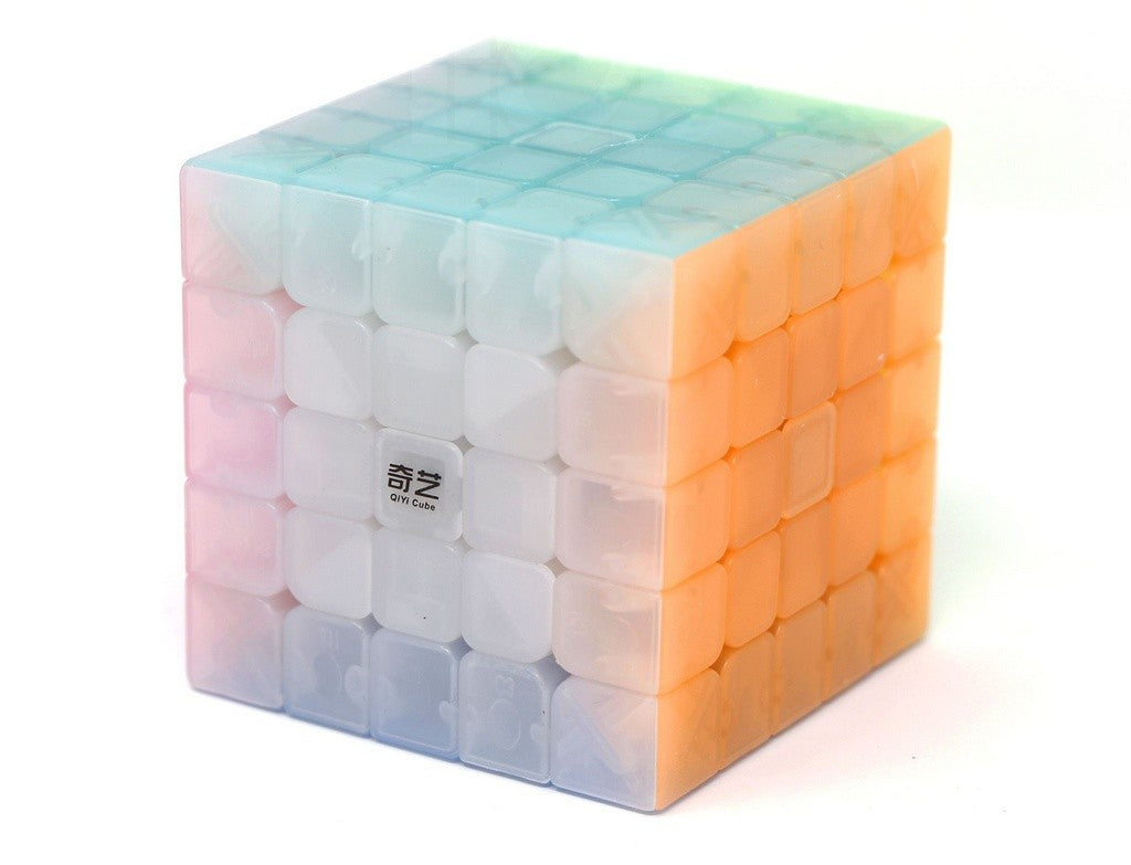 Detalhe das peças stickerless do QiYi Qizheng Jelly 5x5 com plástico semitranslúcido