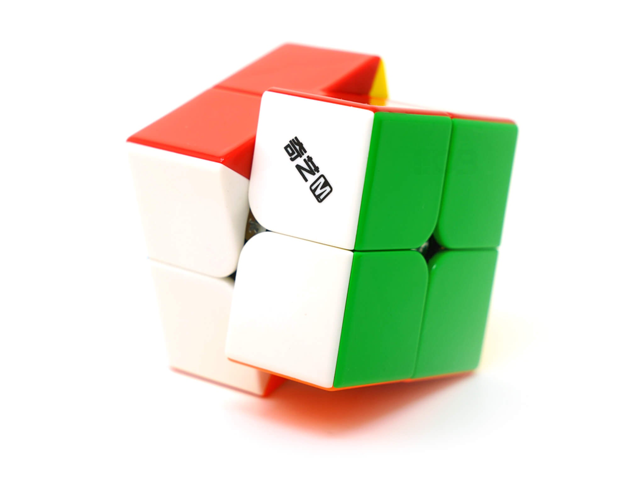 Cubo Mágico 2x2 QiYi Warrior M — ângulo lateral destacando o acabamento UV nas peças coloridas
