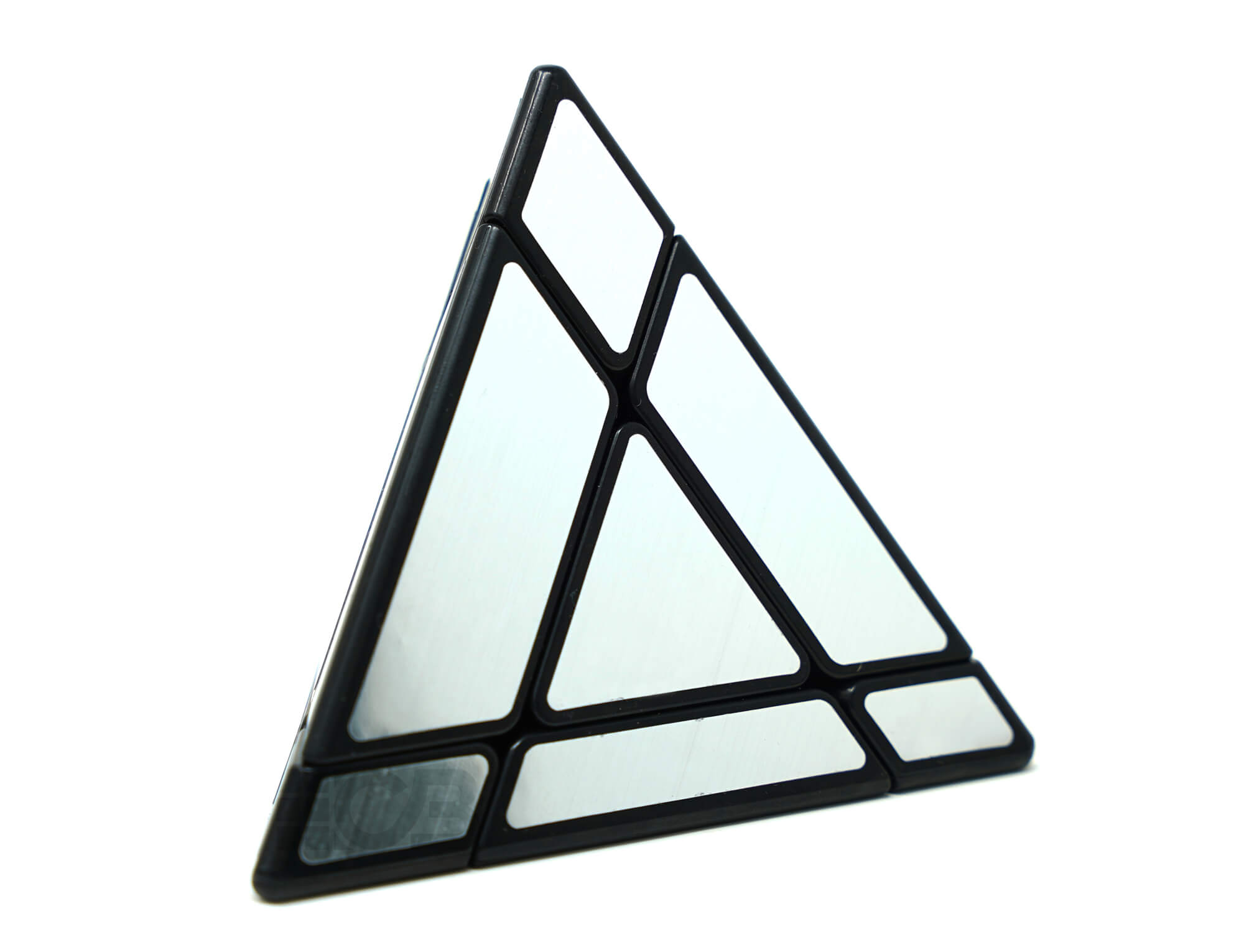 Detalhe do mecanismo e das peças espelhadas do Pyraminx SengSo em close