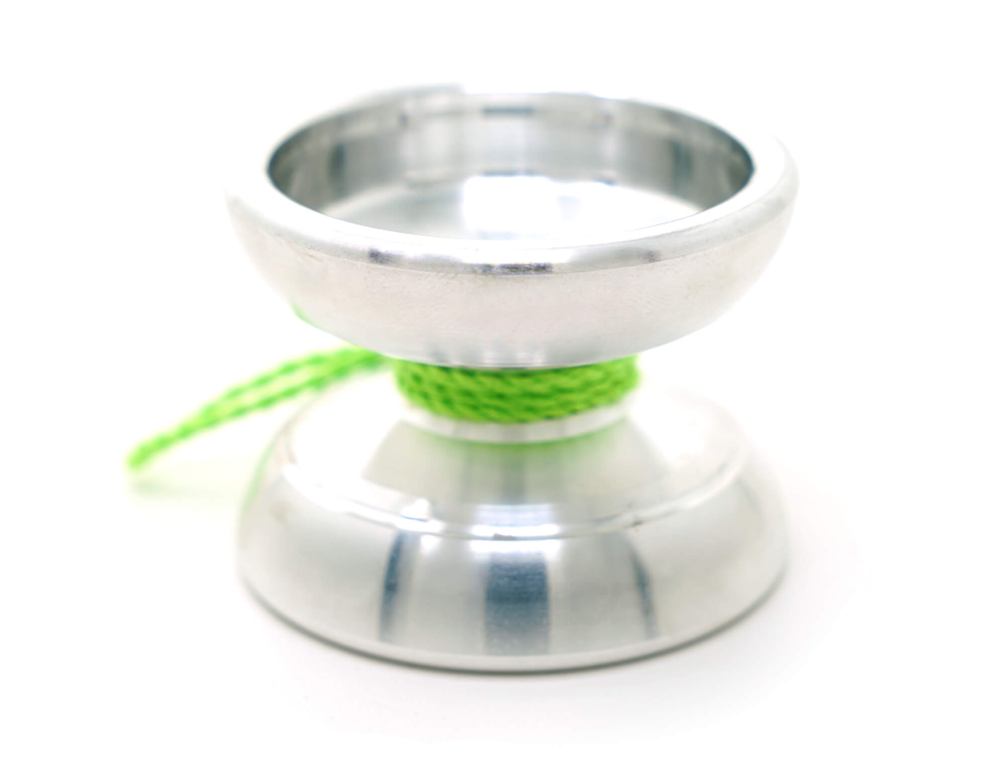 Detalhe do corpo amplo e acabamento metálico do ioiô P16 Empire of Silver Yoyo Formula