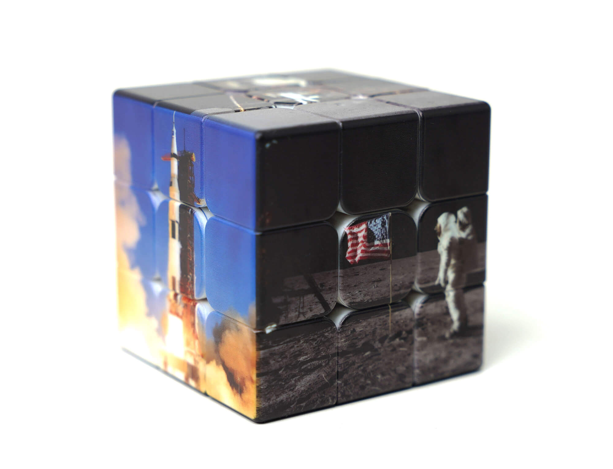 Vista lateral do Cubo Mágico Manual do Mundo com face do Saturno V no lançamento