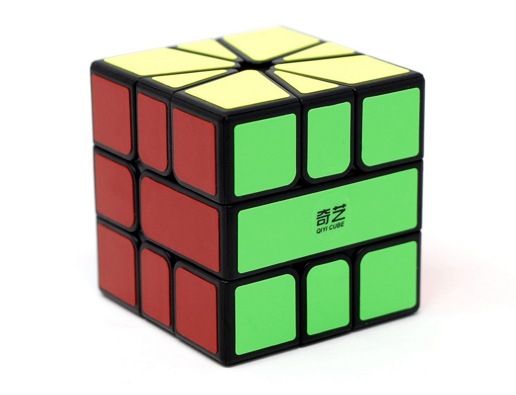Square-1 QiFa QiYi desmontado em camadas, evidenciando o mecanismo interno e as peças com adesivos coloridos