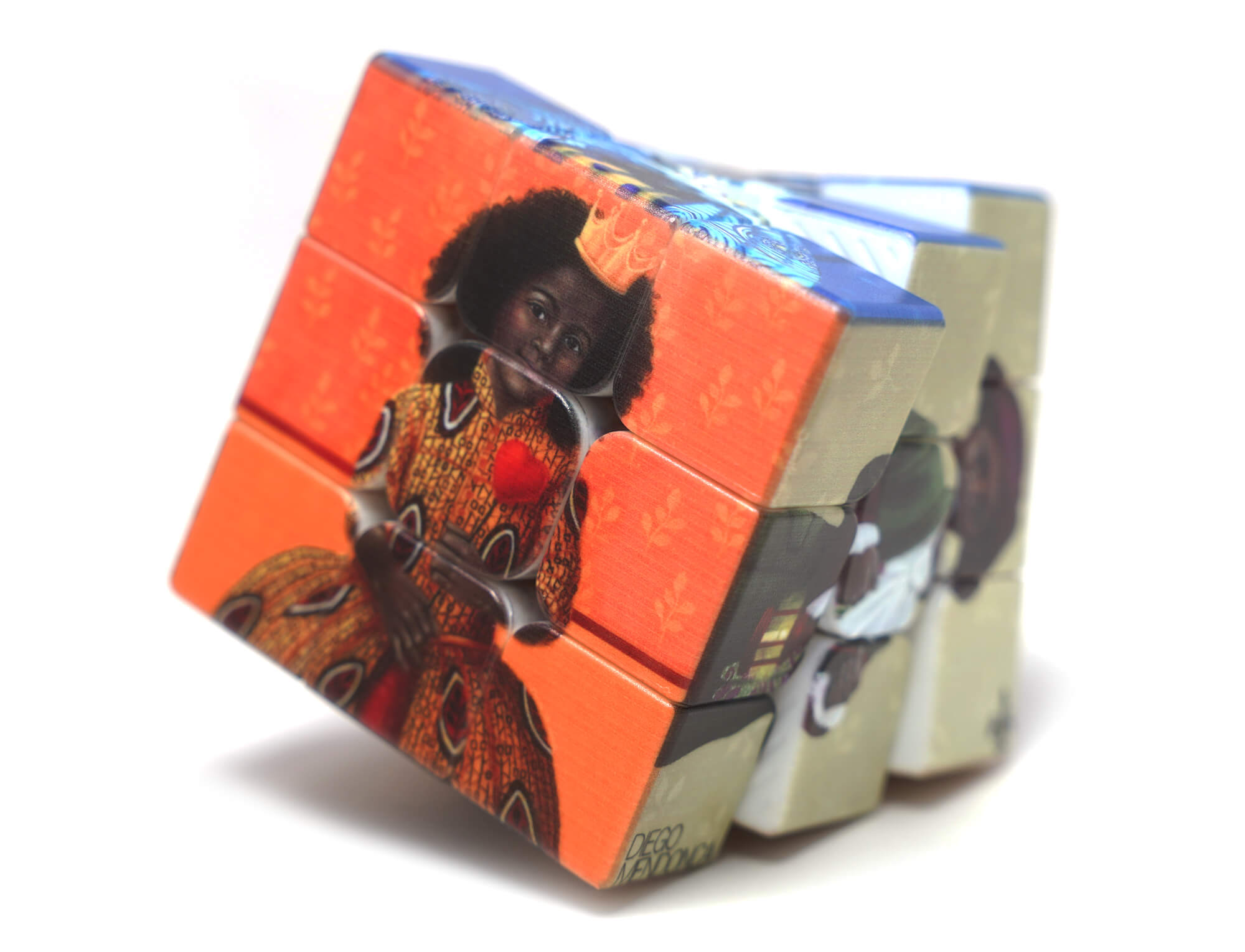 Cubo Mágico Nobreza Negra em posição girada, exibindo diferentes faces da arte do artista Diego Mendonça