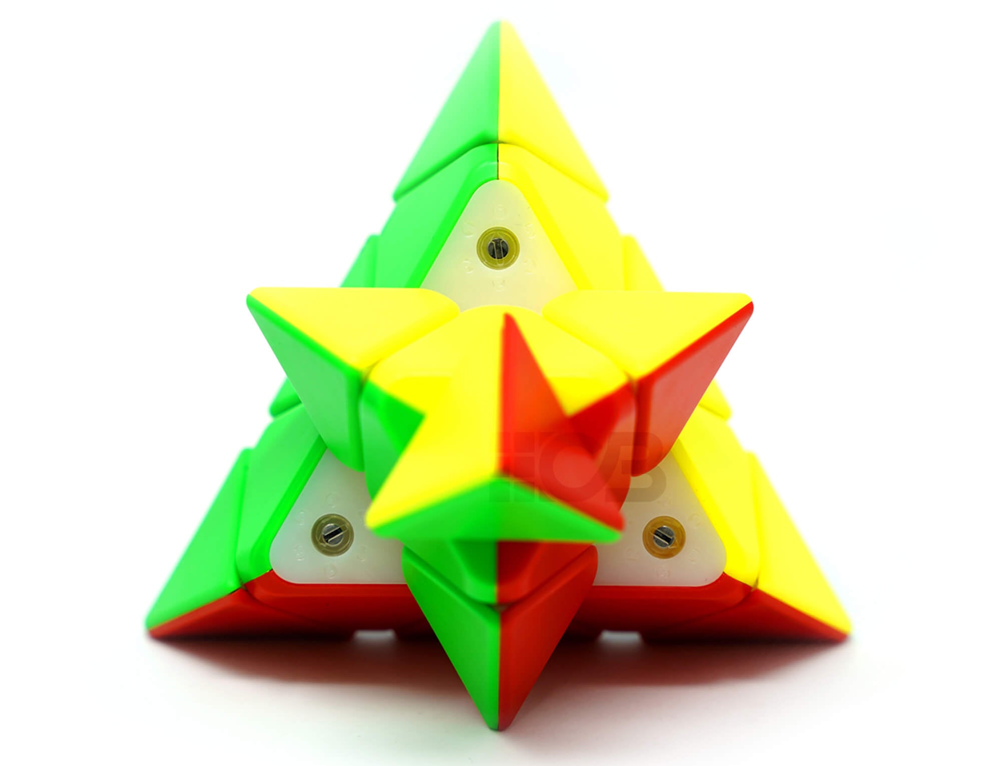 Pyraminx YJ MGC Evo resolvido em posição de exibição sobre fundo escuro
