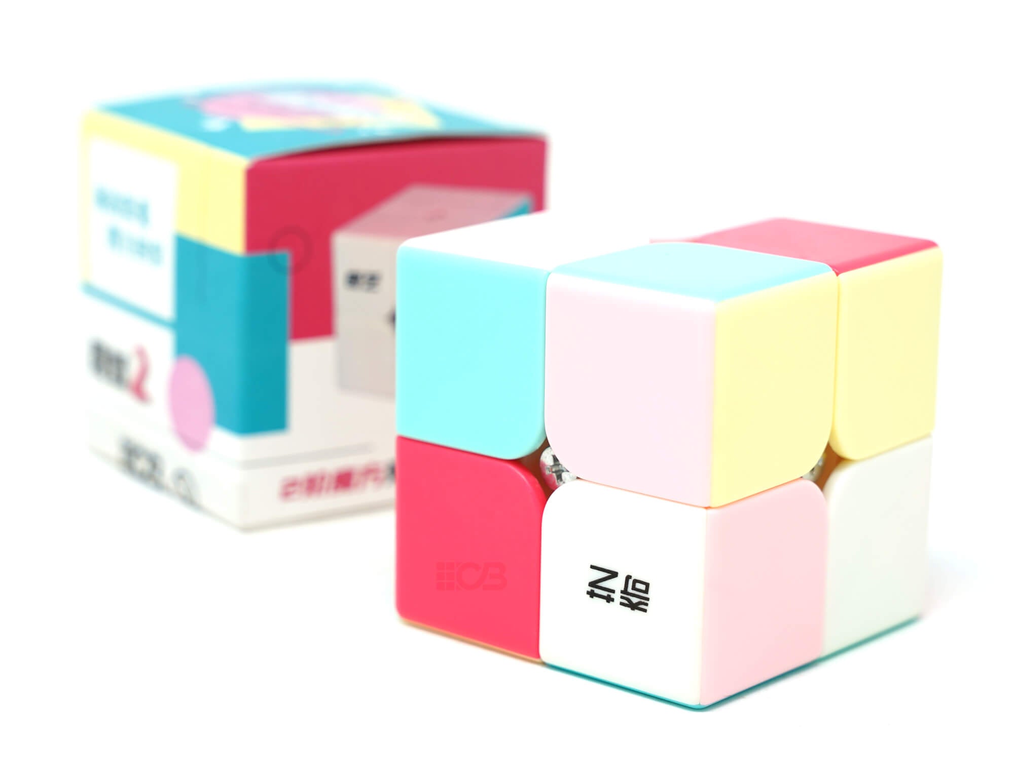 QiDi Pastel 2x2 QiYi — ângulo lateral mostrando as peças stickerless em tons suaves
