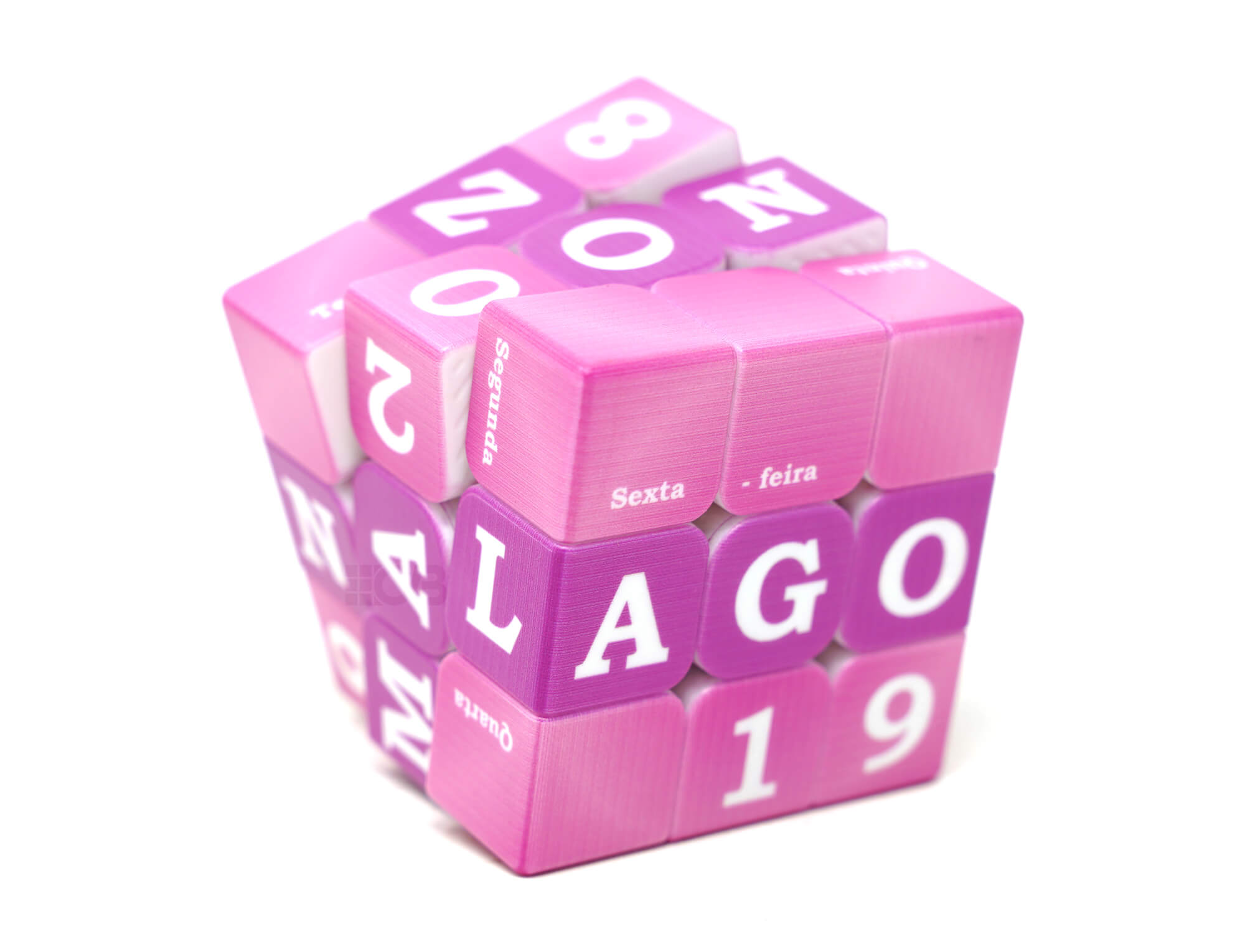 Detalhe da impressão UV no Cubo Mágico Calendário — acabamento nítido sem adesivos