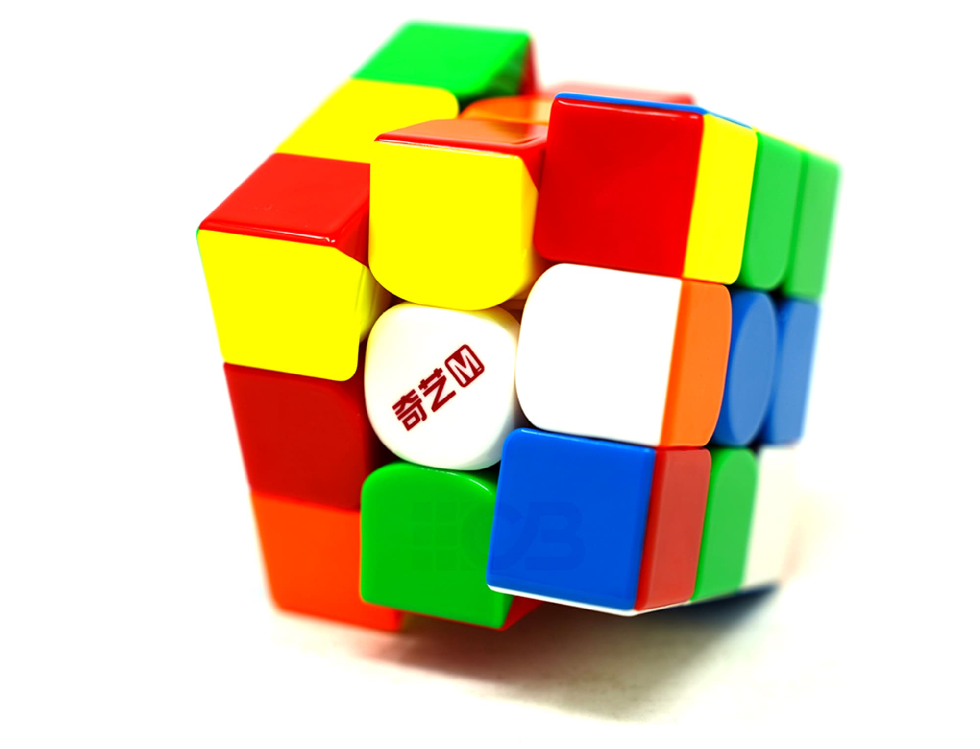 Cubo Mágico QiYi M Pro 3x3 Stickerless com acabamento UV — vista frontal mostrando as faces coloridas