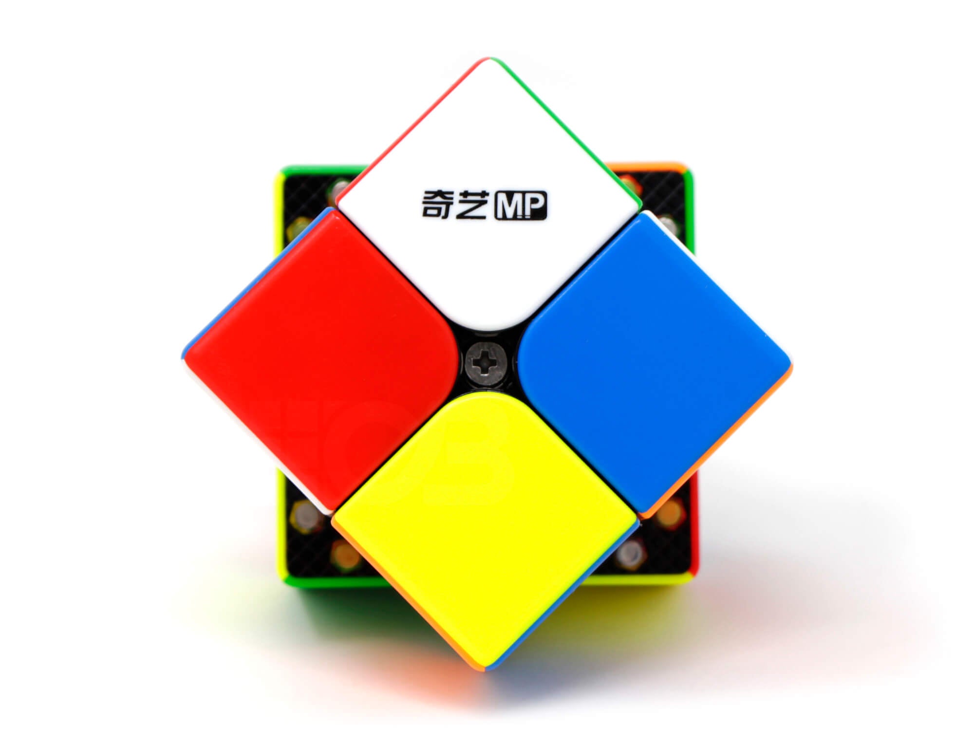 QiYi MP 2x2 Stickerless em ângulo lateral mostrando o acabamento brilhante das peças coloridas