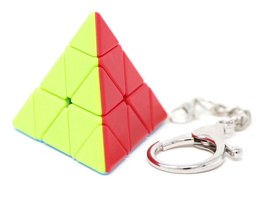 Pyraminx Chaveiro QiYi em detalhe mostrando as peças coloridas stickerless