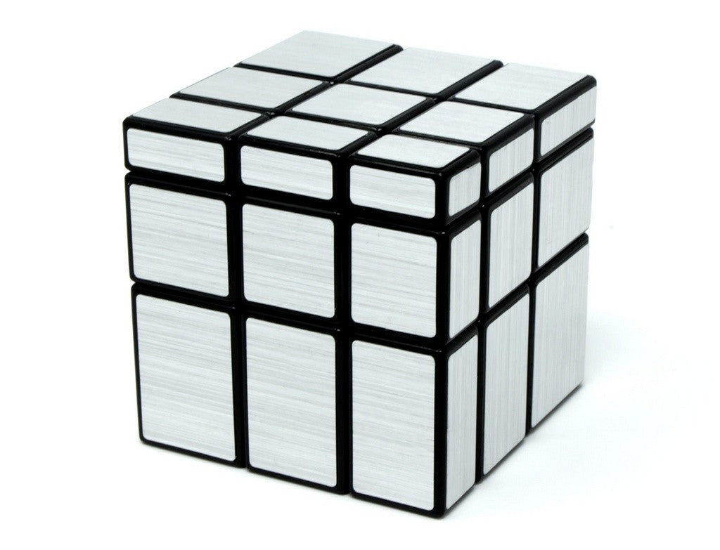 Mirror Blocks QiYi embaralhado com silhuetas irregulares, mostrando o desafio de formas