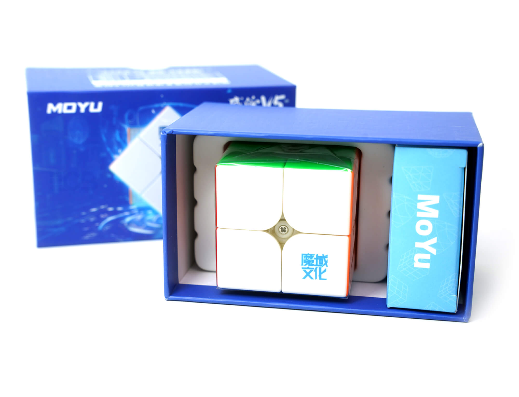 Cubo Mágico 2x2 WeiPo V5 posicionado sobre a base expositora incluída na embalagem