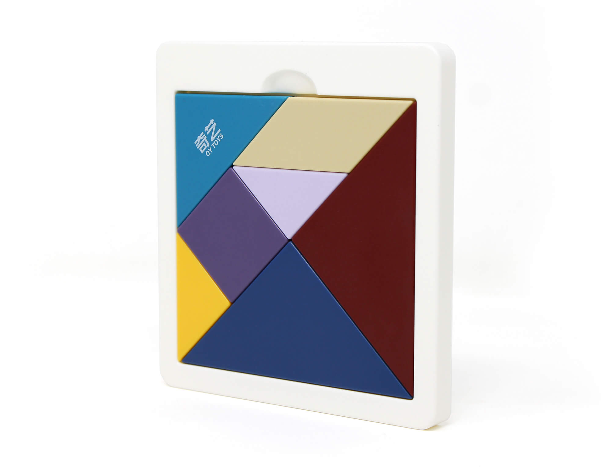 Vista aproximada das peças do Tangram QiYi mostrando acabamento e cores