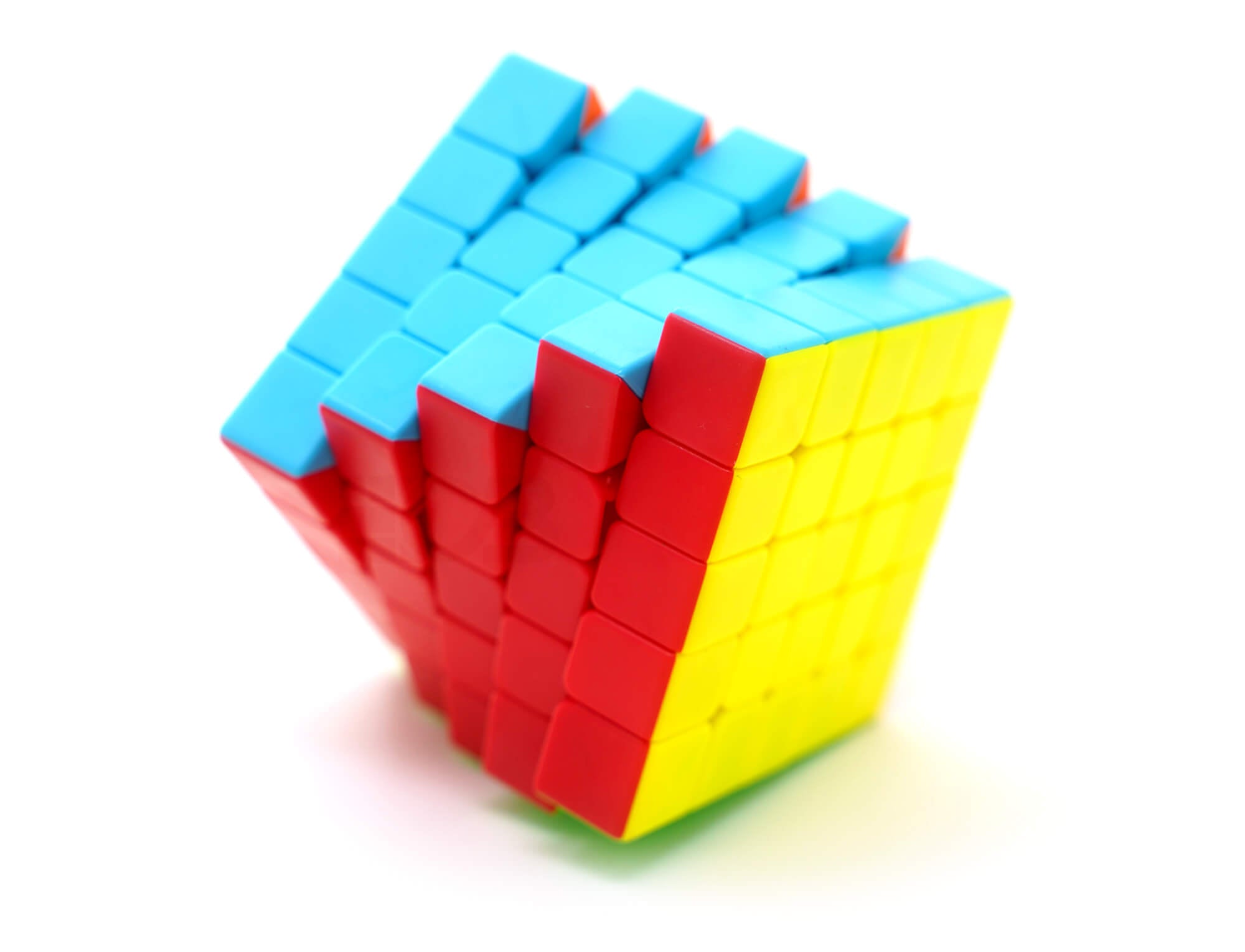 Detalhe das peças coloridas do Cubo Mágico 5x5 Fanxin stickerless