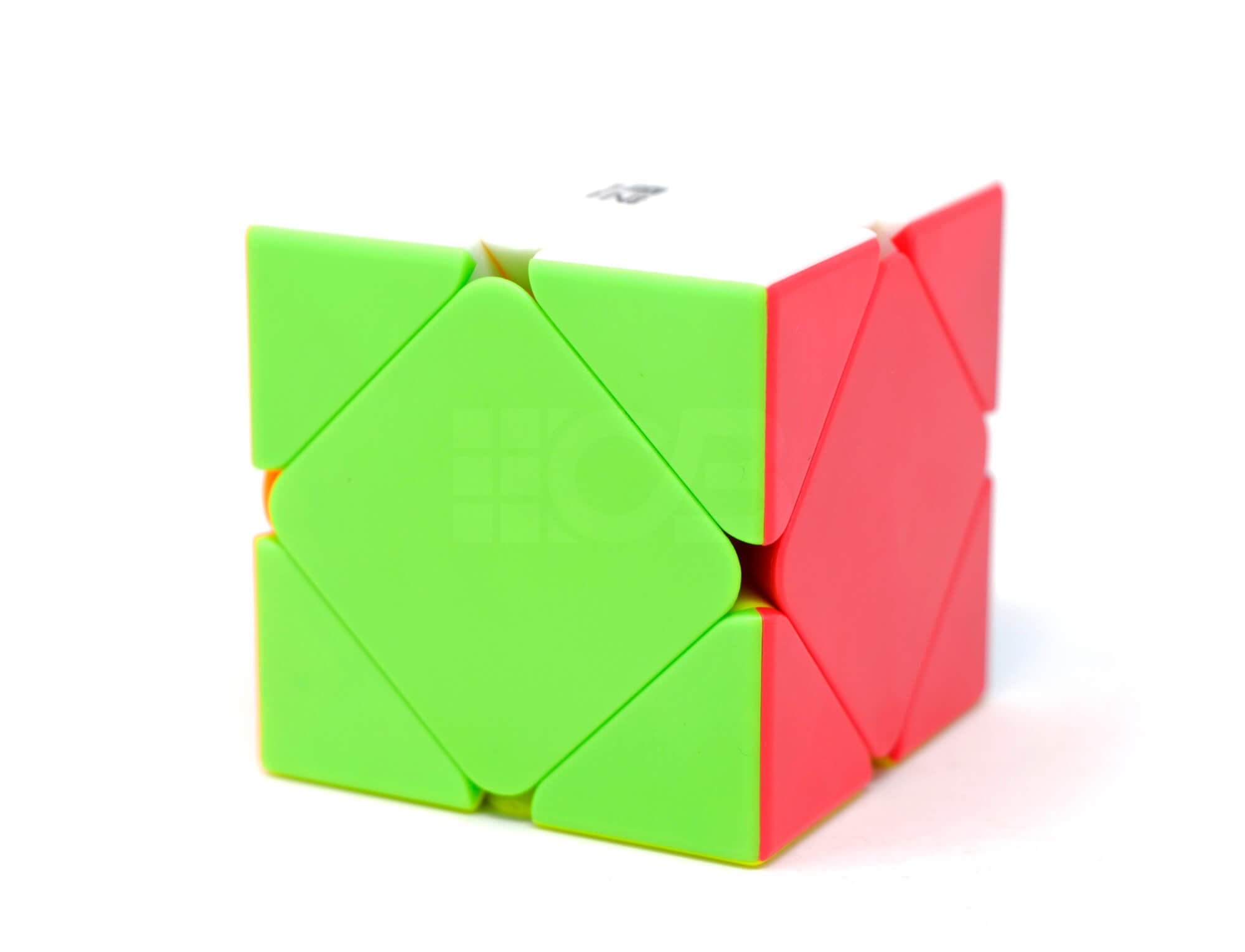 Embalagem do Skewb QiYi QiCheng com o cubo ao lado sobre fundo neutro
