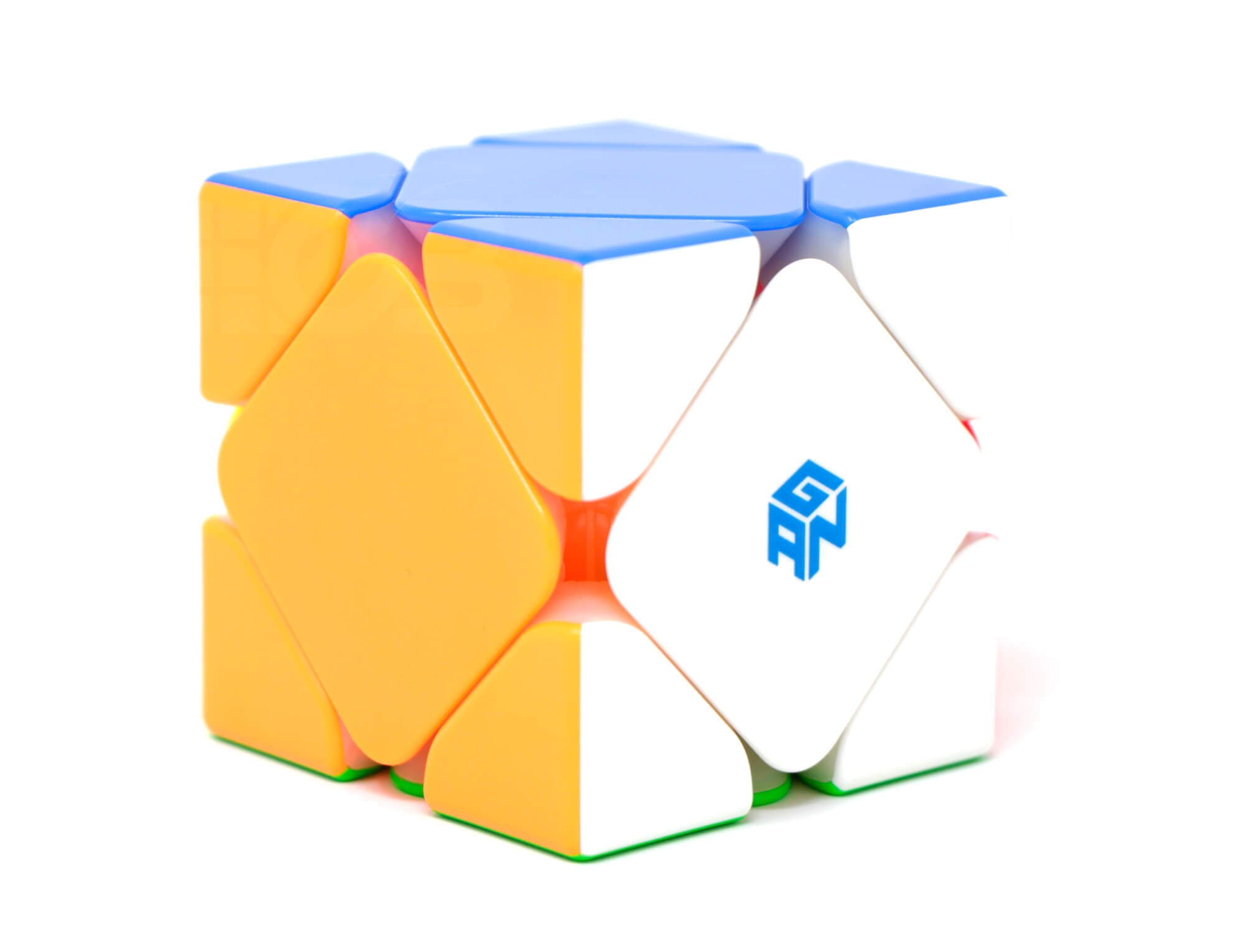 Detalhe das peças do Skewb Magnético GAN com acabamento stickerless em cores vibrantes