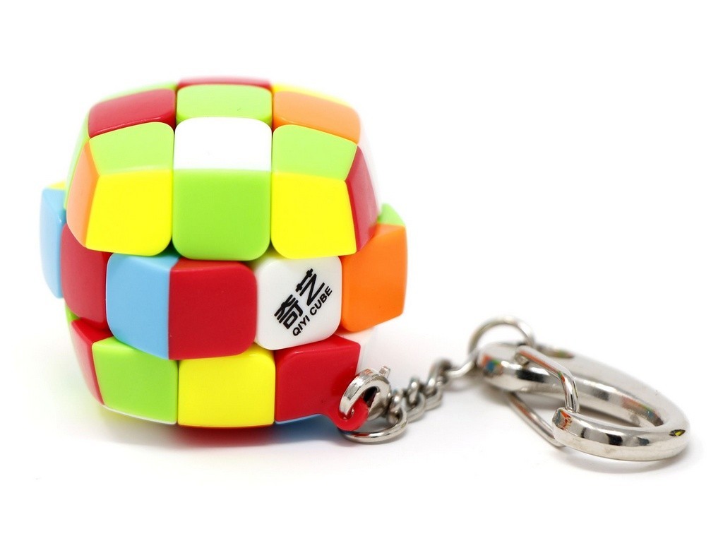 Cubo Mágico chaveiro QiYi 3x3 formato pillow stickerless em fundo branco