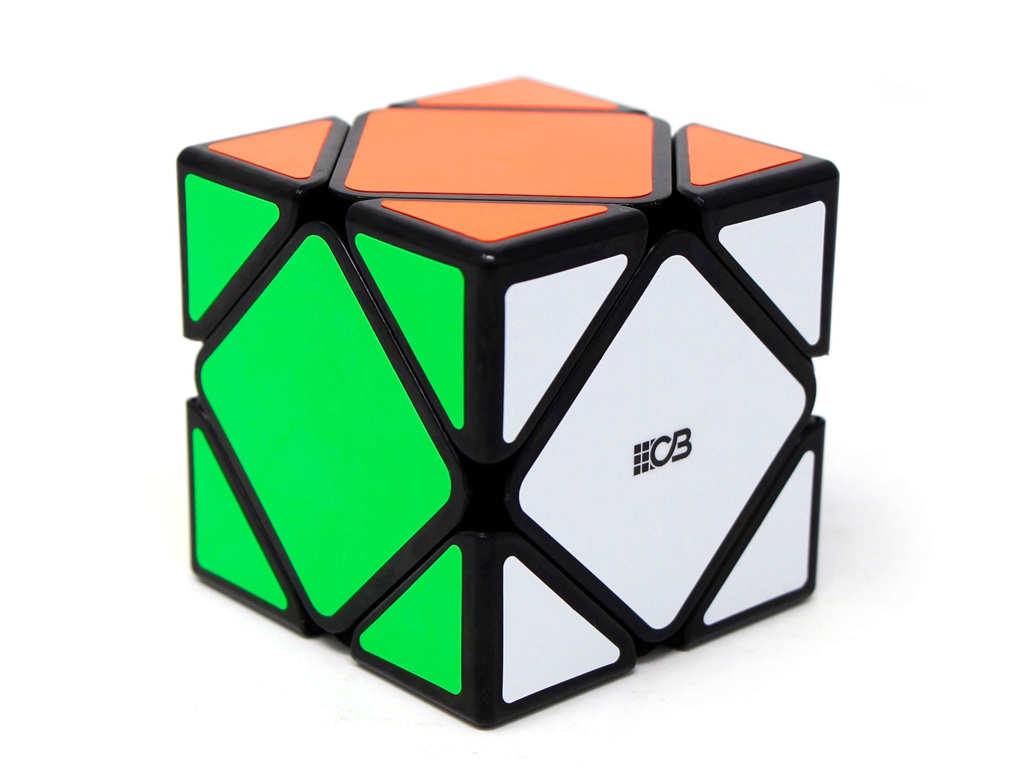 Skewb Cuber Pro embaralhado sobre superfície neutra