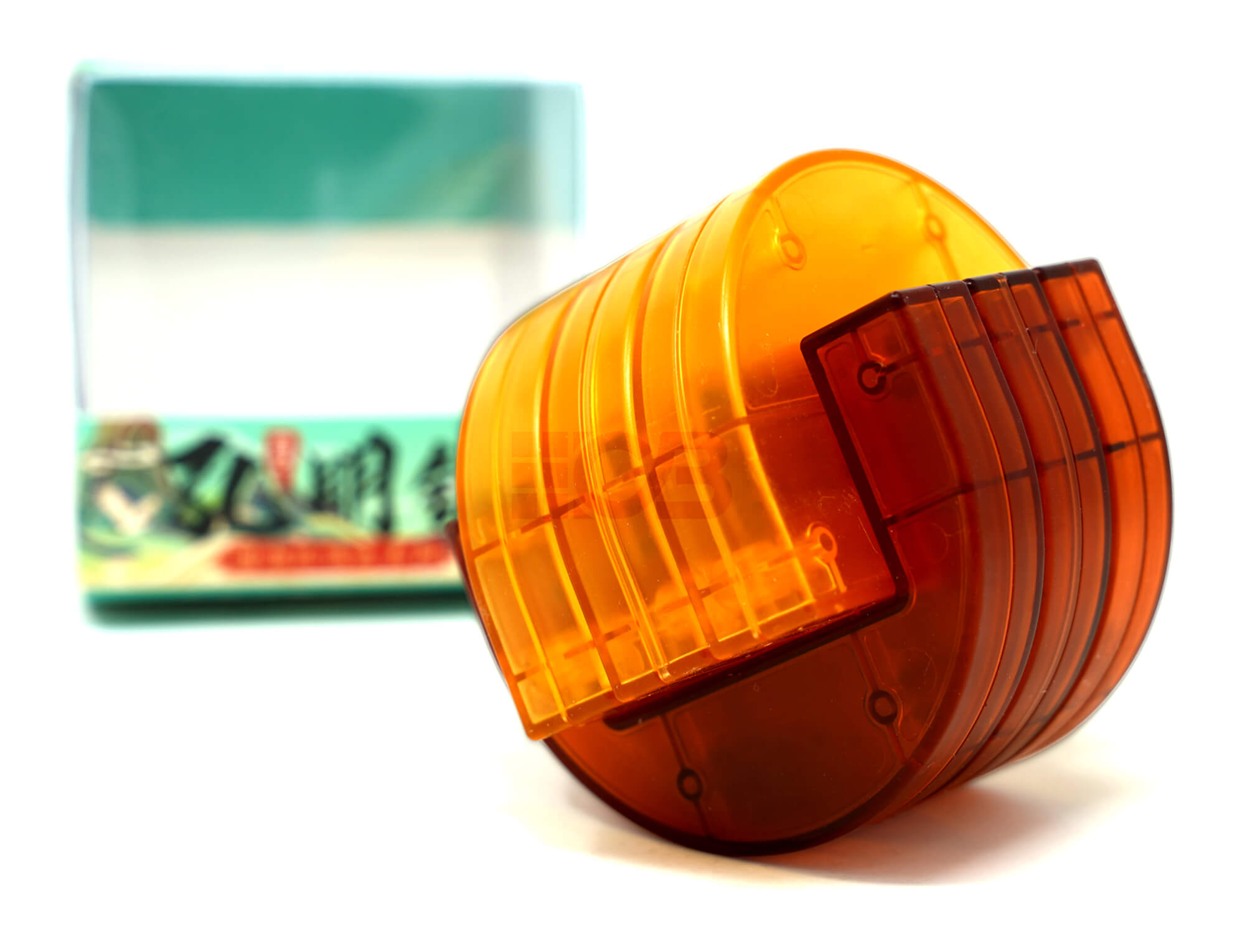 Detalhe das peças encaixadas do Kong Ming Lock QiYi mostrando a estrutura interna translúcida