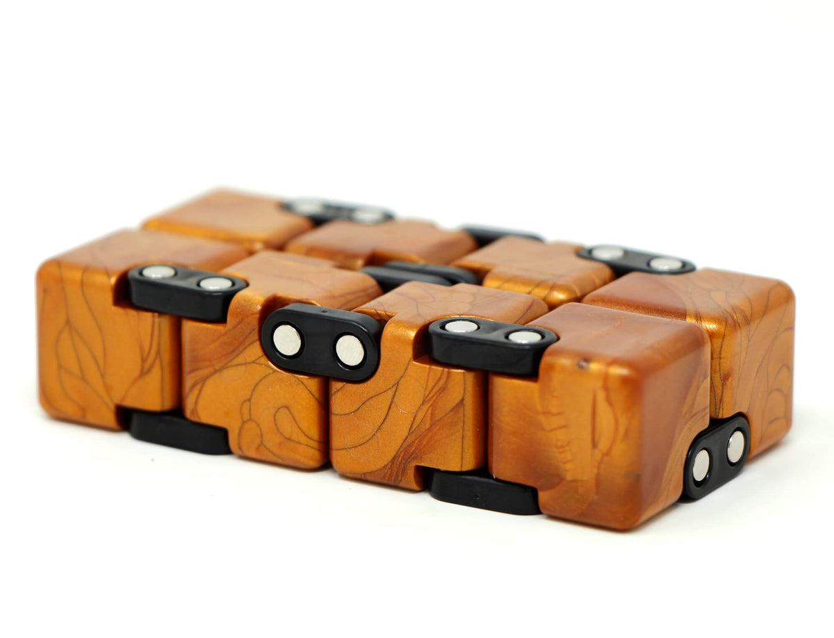 Cubo Infinito Dourado QiYi aberto em formato retangular