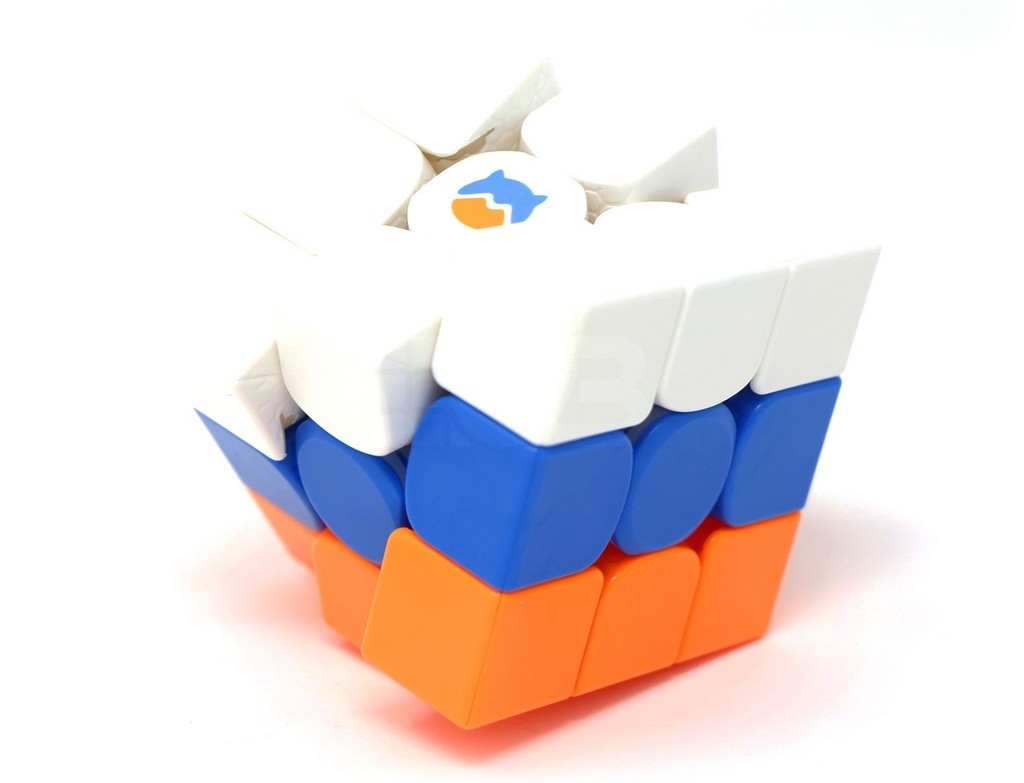 Cubo Mágico Monster Go Kids da GAN em ângulo lateral destacando o mecanismo de giro