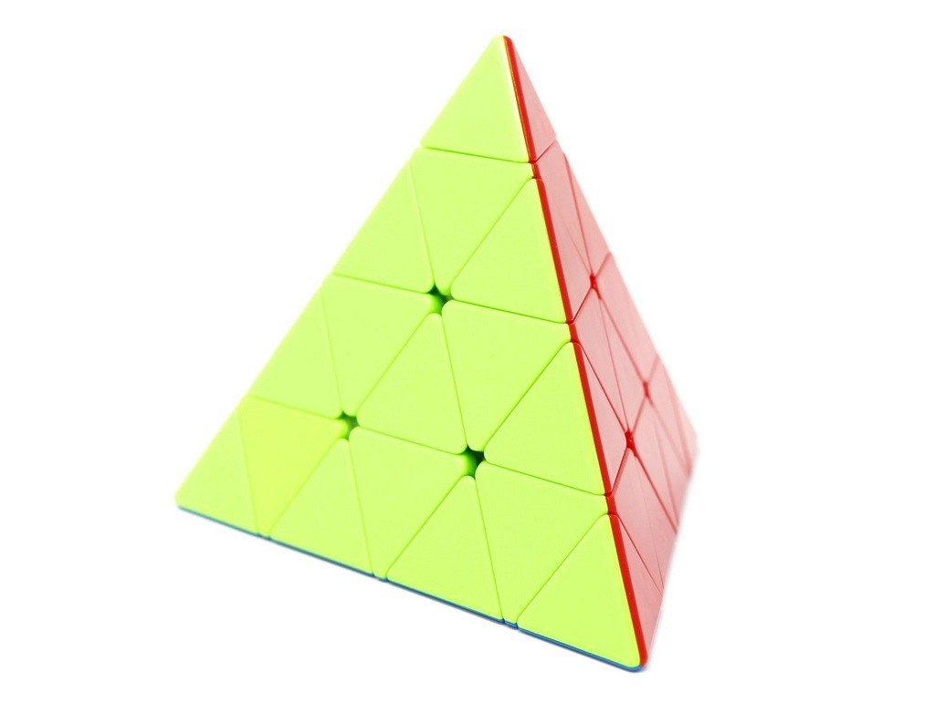 Pyraminx 4x4 QiYi stickerless com giro parcial evidenciando a mecânica de rotação