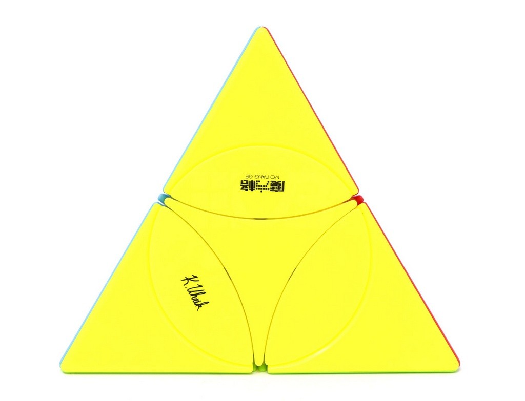 Pyraminx Coin QiYi stickerless em ângulo lateral, destacando a estrutura achatada e as peças coloridas