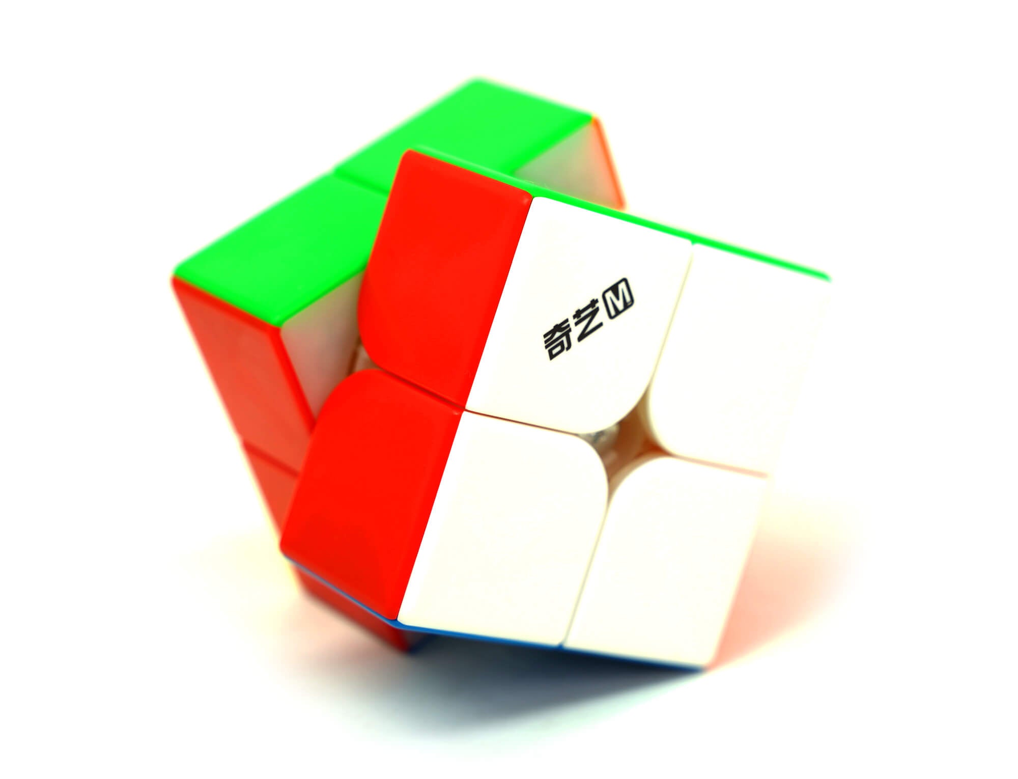QiYi M Pro 2x2 em mão mostrando proporções e acabamento stickerless