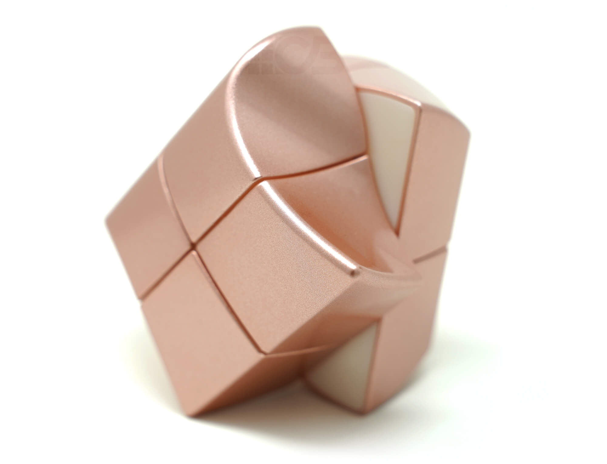 Detalhe do acabamento rosé gold nas peças do cubo mágico 2x2 YuanFang