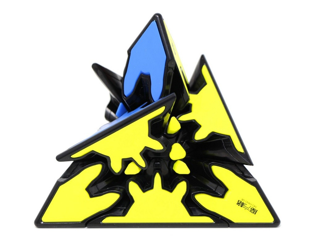 Pyraminx Gear QiYi stickerless em ângulo frontal mostrando as engrenagens e as faces coloridas