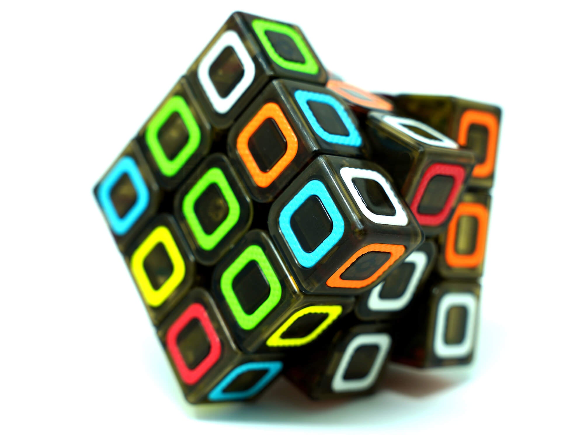 Cubo Mágico 3x3 QiYi Dimension — vista frontal mostrando os contornos plásticos embutidos