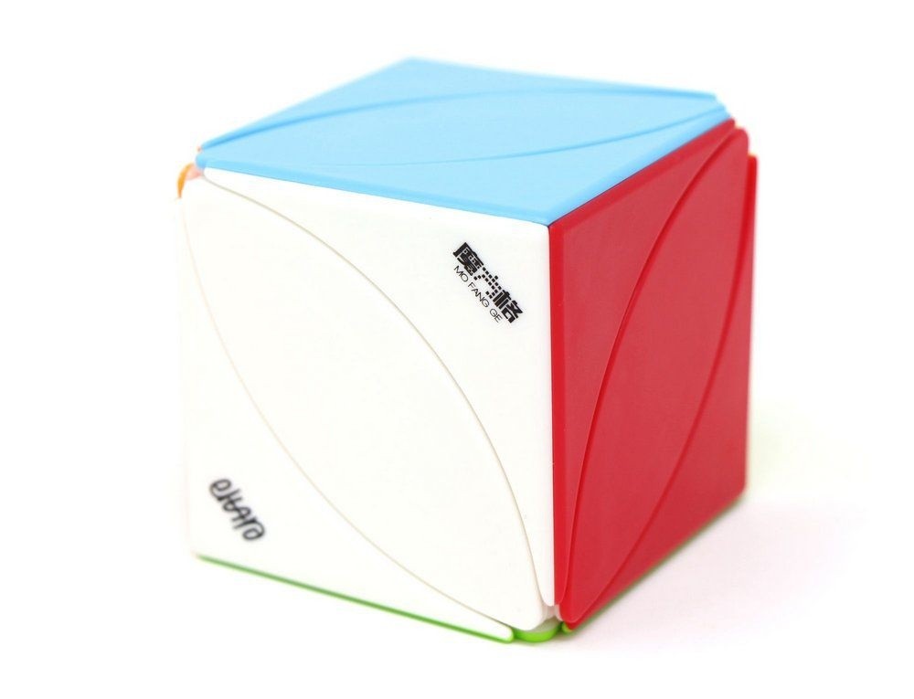 Skewb e Ivy QiYi stickerless exibindo o acabamento multicolorido sem adesivos