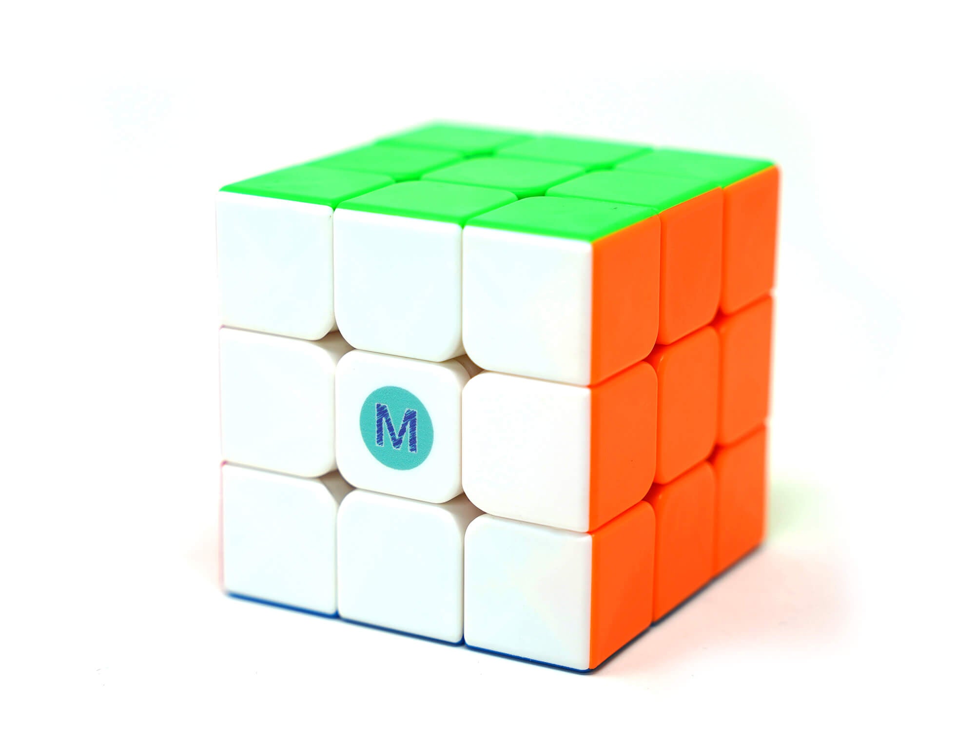 Cubo Mágico Manual do Mundo em ângulo de três quartos sobre fundo neutro