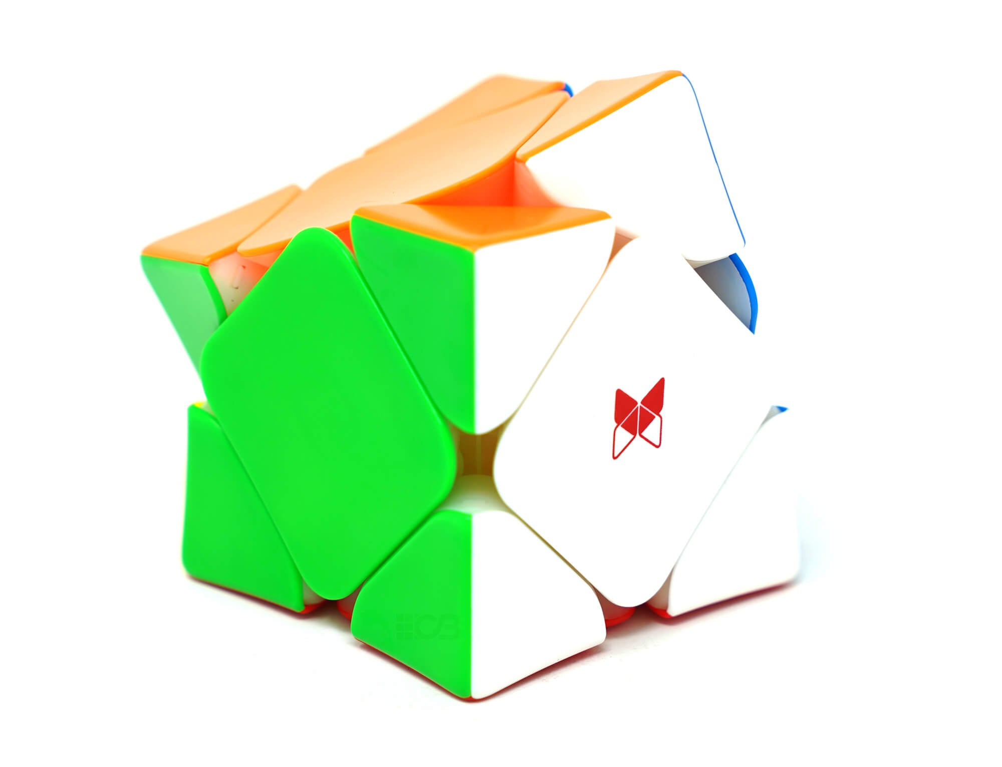 Skewb X-Man Wingy V2 Magnético QiYi stickerless — vista frontal com as cores misturadas