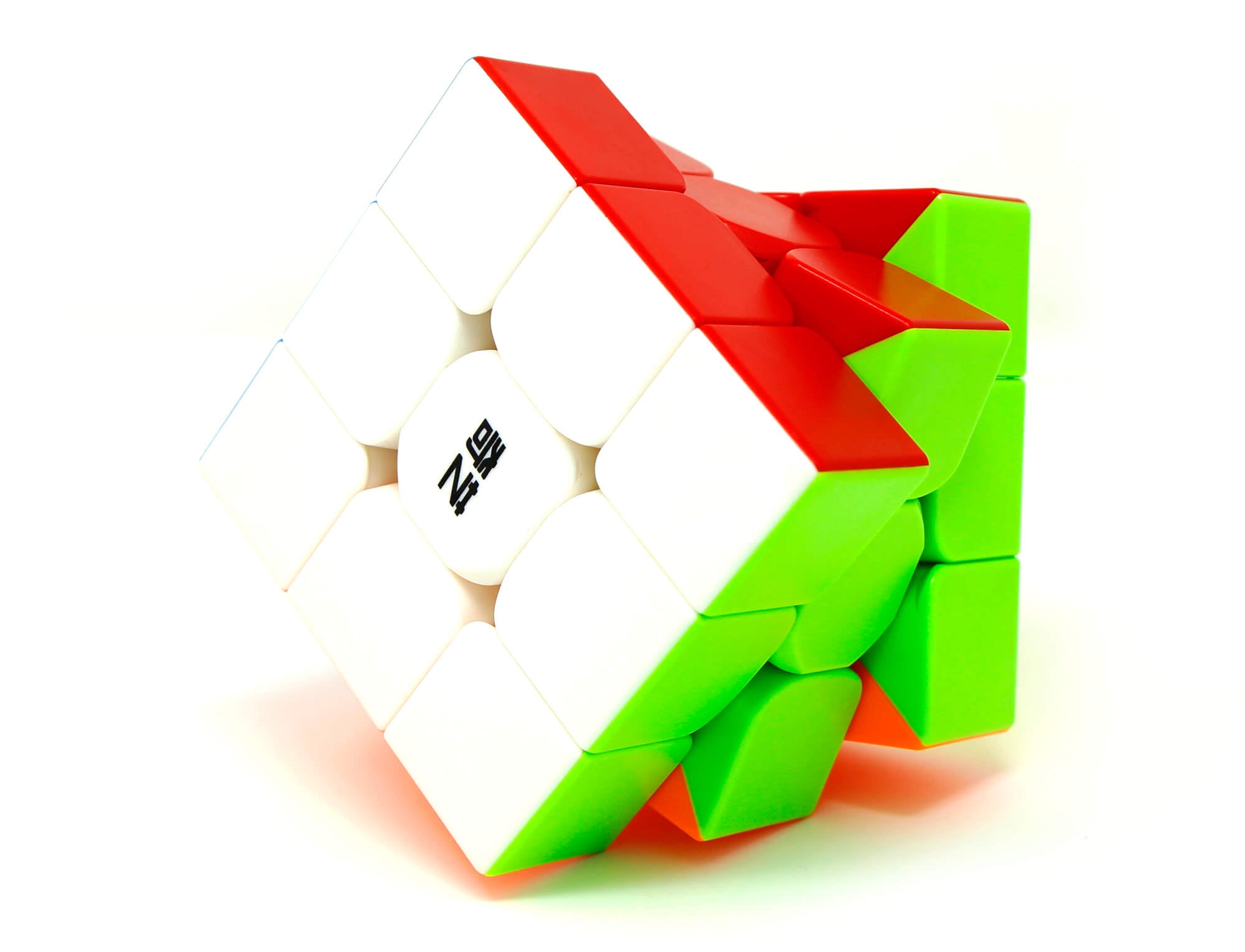 Cubo Mágico 3x3 QiYi QiMeng Plus gigante 9 cm stickerless sobre base expositora — vista frontal