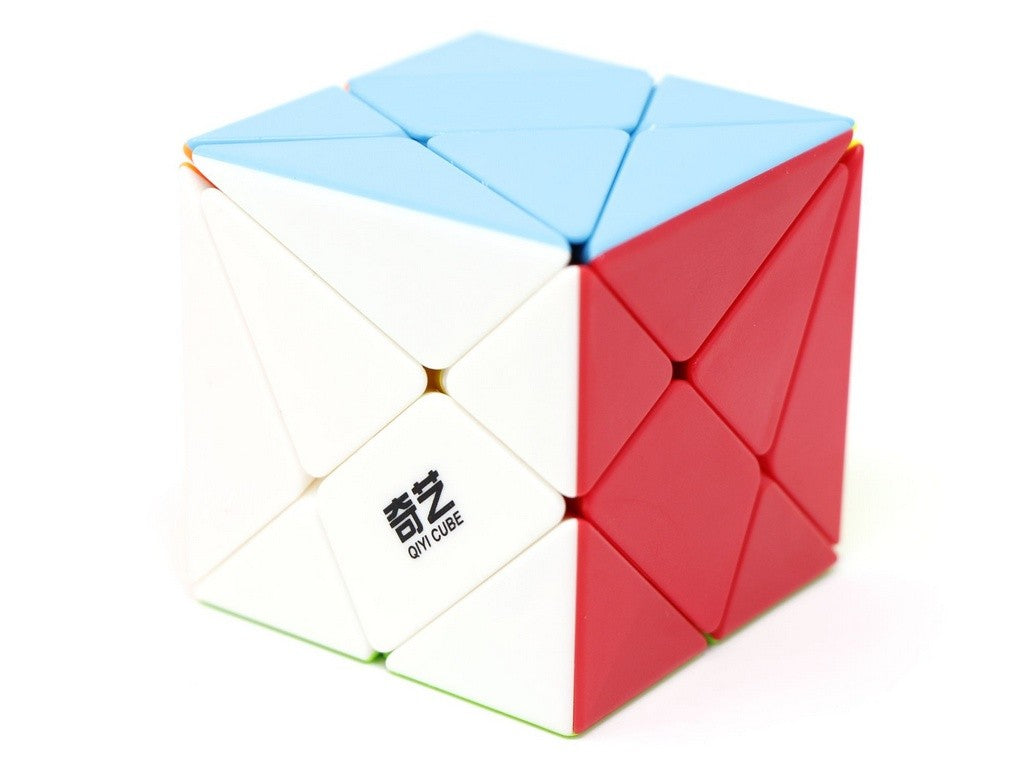 Axis Cube QiYi stickerless em formato assimétrico após alguns giros, visto de frente