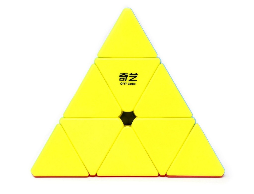 Pyraminx QiYi Qiming Stickerless com destaque para o acabamento das peças coloridas