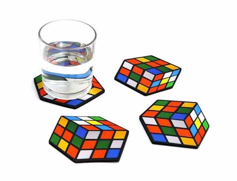 Kit com 4 porta-copos no formato e estampa do Cubo Mágico sobre mesa
