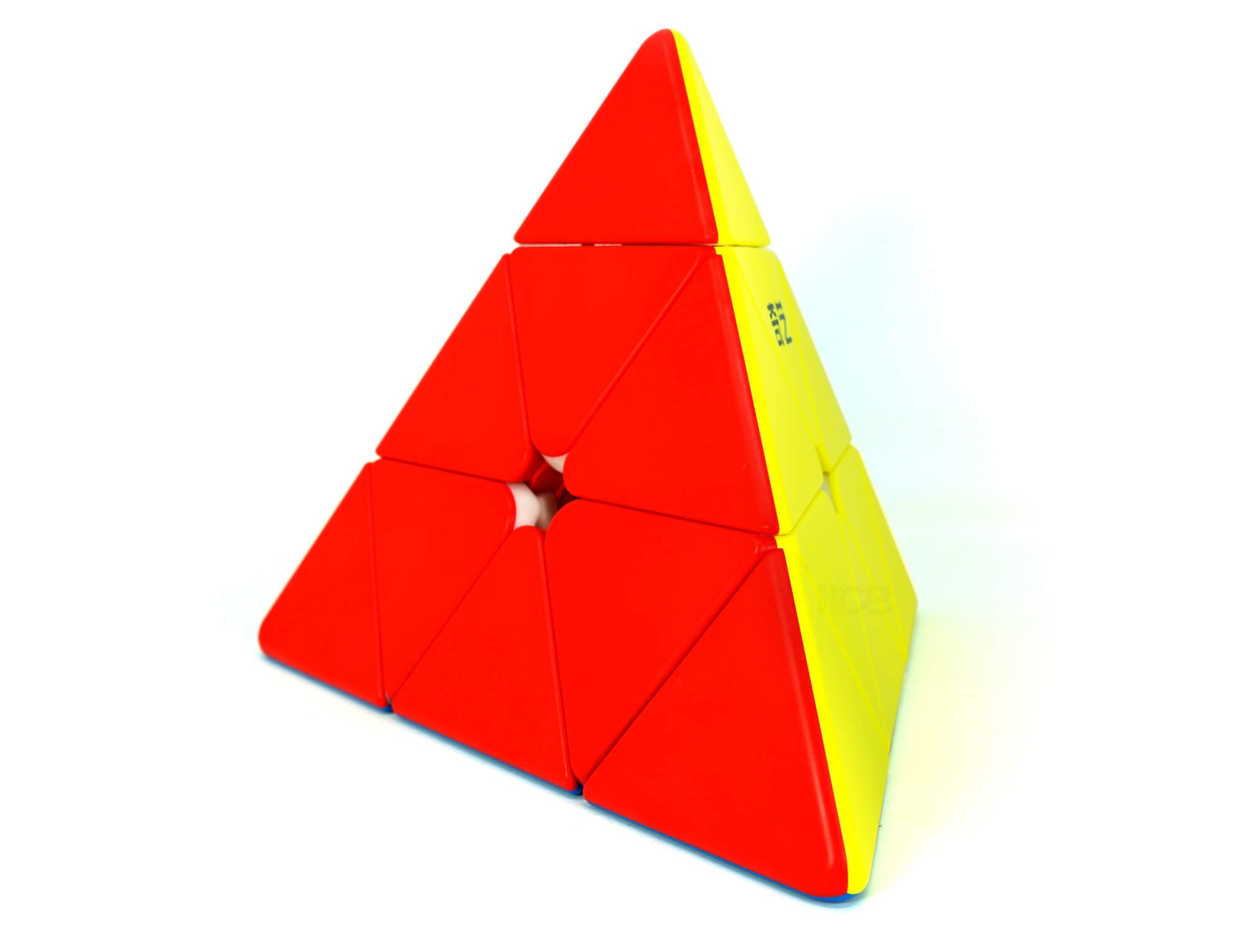 Pyraminx QiYi Qiming Plus Max em tamanho maior — detalhe das peças e do mecanismo de giro
