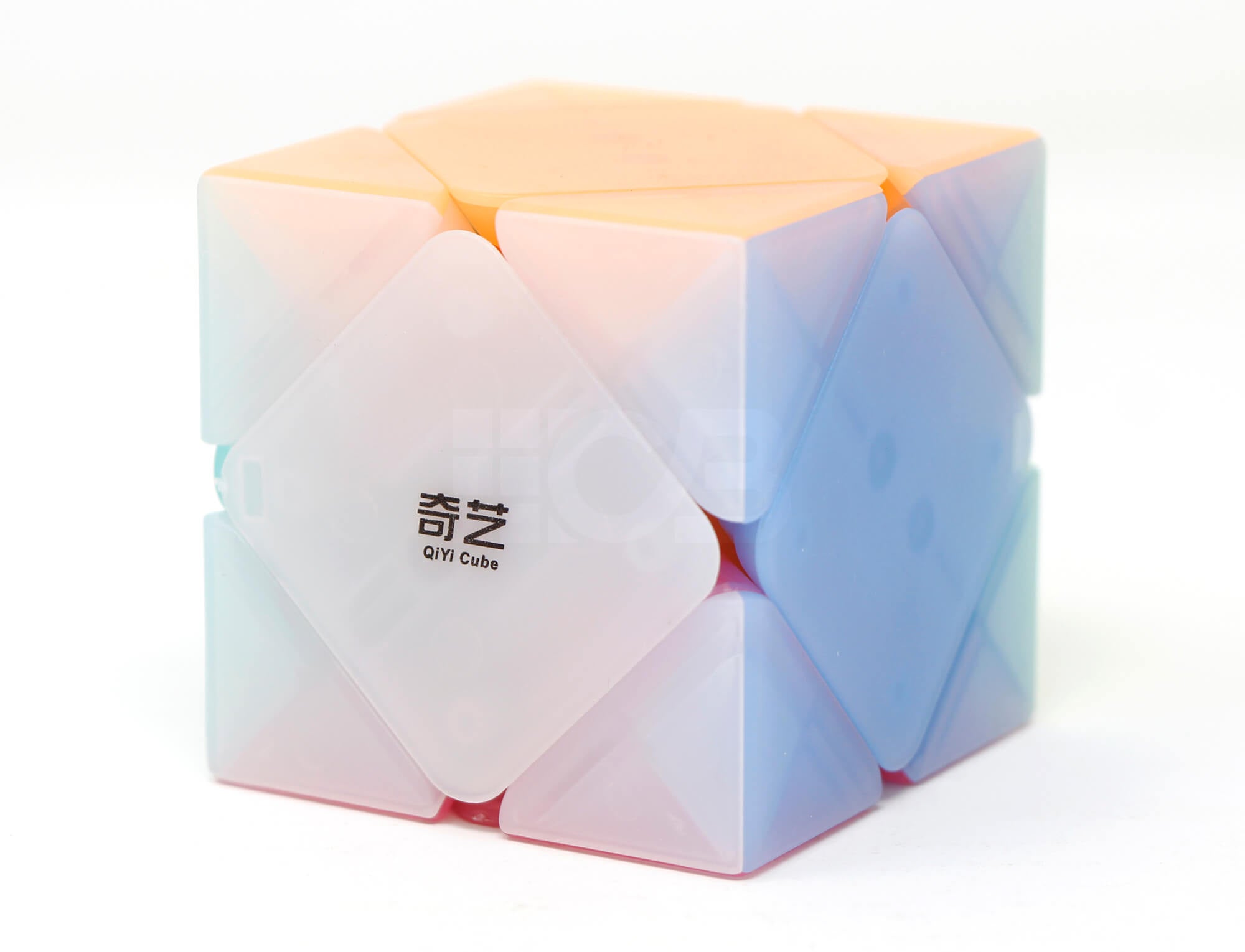 Skewb QiYi QiCheng A Jelly resolvido, com todas as faces em suas cores originais