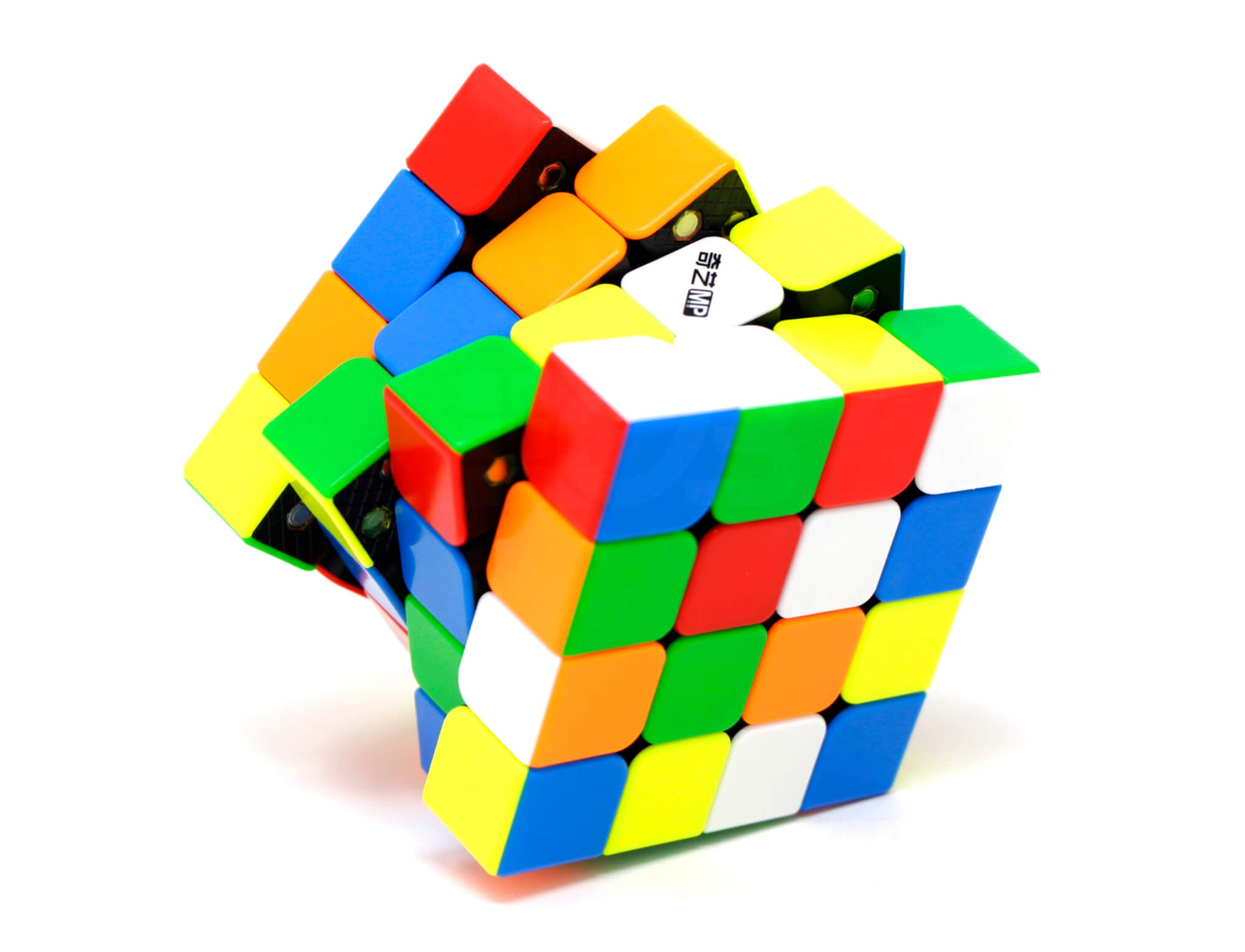 Cubo Mágico 4x4 QiYi MP Magnético Stickerless — vista frontal com peças coloridas