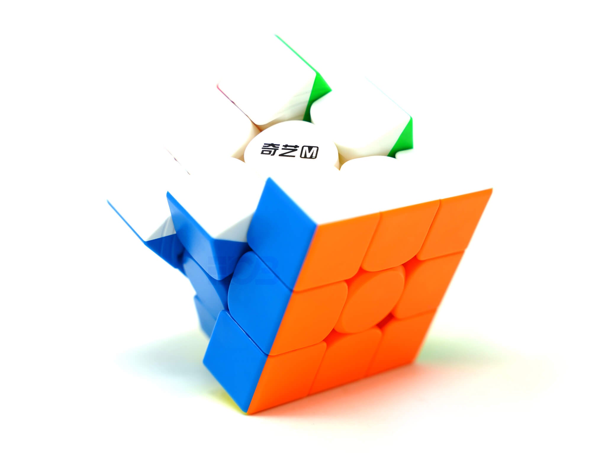 Cubo Mágico QiYi M Pro 3x3 Stickerless com camada girada, evidenciando o mecanismo magnético