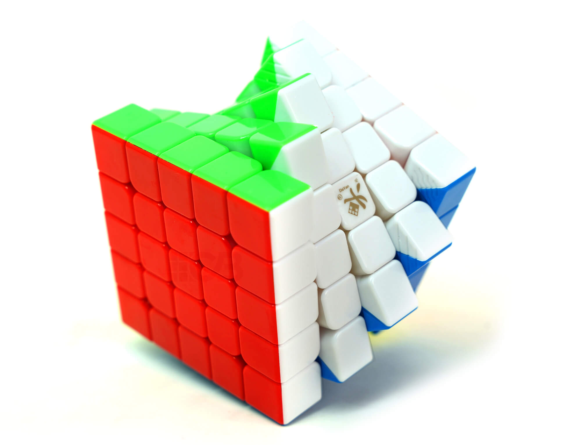 Cubo Mágico 5x5 Dayan Nezha 5M em ângulo de três quartos mostrando profundidade e mecanismo