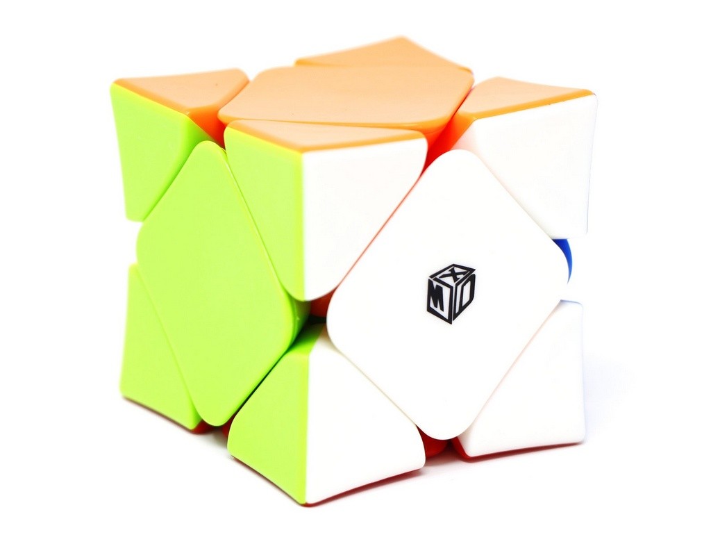 Skewb X-Man Wingy QiYi stickerless — vista frontal mostrando as faces coloridas e design côncavo das peças