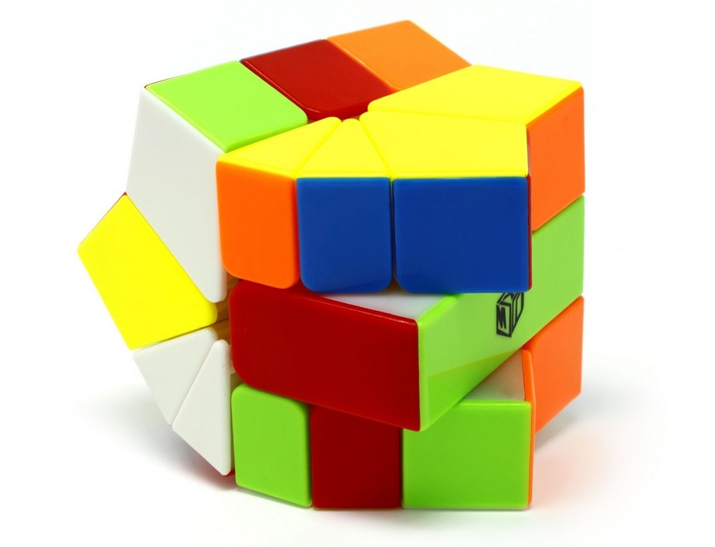 Square-1 X-Man Volt QiYi — ângulo lateral evidenciando o núcleo esférico duplo e o design do puzzle