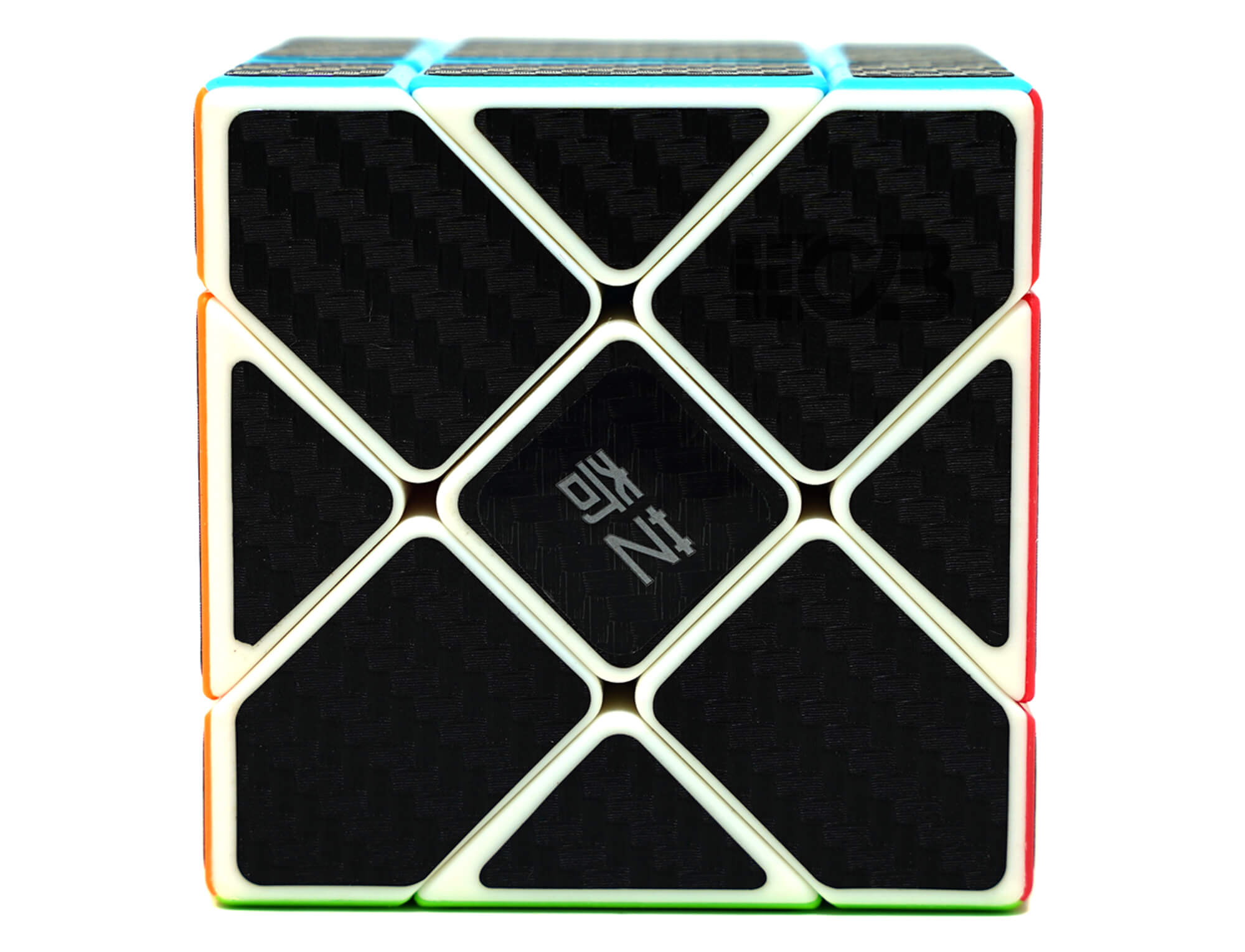 Vista frontal do Fisher Cube Carbon QiYi com textura de fibra de carbono nas faces centrais