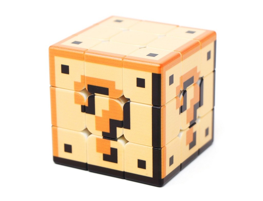 Cubo Mágico Question Block Vinci Cube em ângulo mostrando três faces com a arte impressa em UV