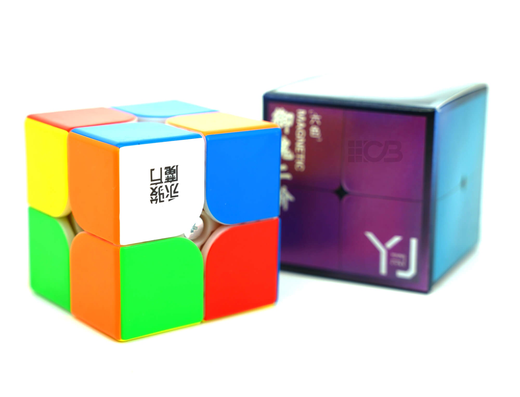 YJ YuPo V2 Magnético 2x2 em ângulo lateral destacando o acabamento stickerless