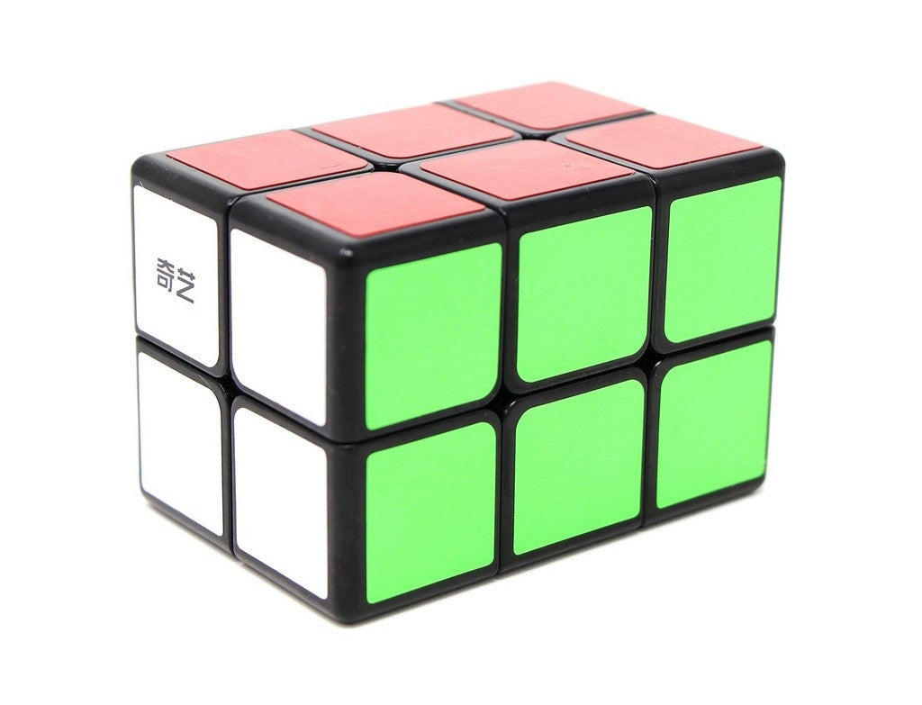 Cuboide 2x2x3 QiYi em ângulo lateral mostrando a proporção alongada do puzzle