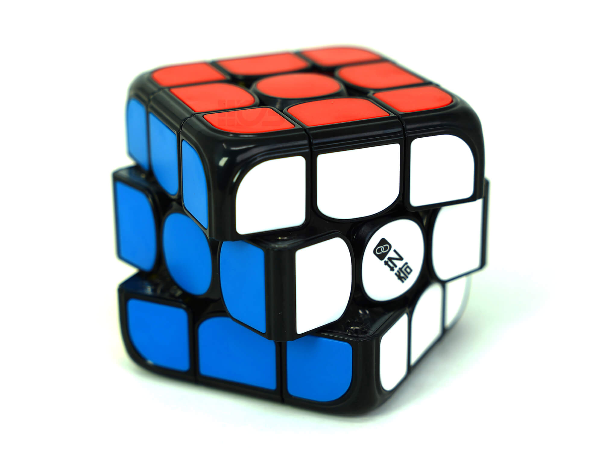 Smart Cube QiYi ao lado do smartphone exibindo a interface do aplicativo Smart Player