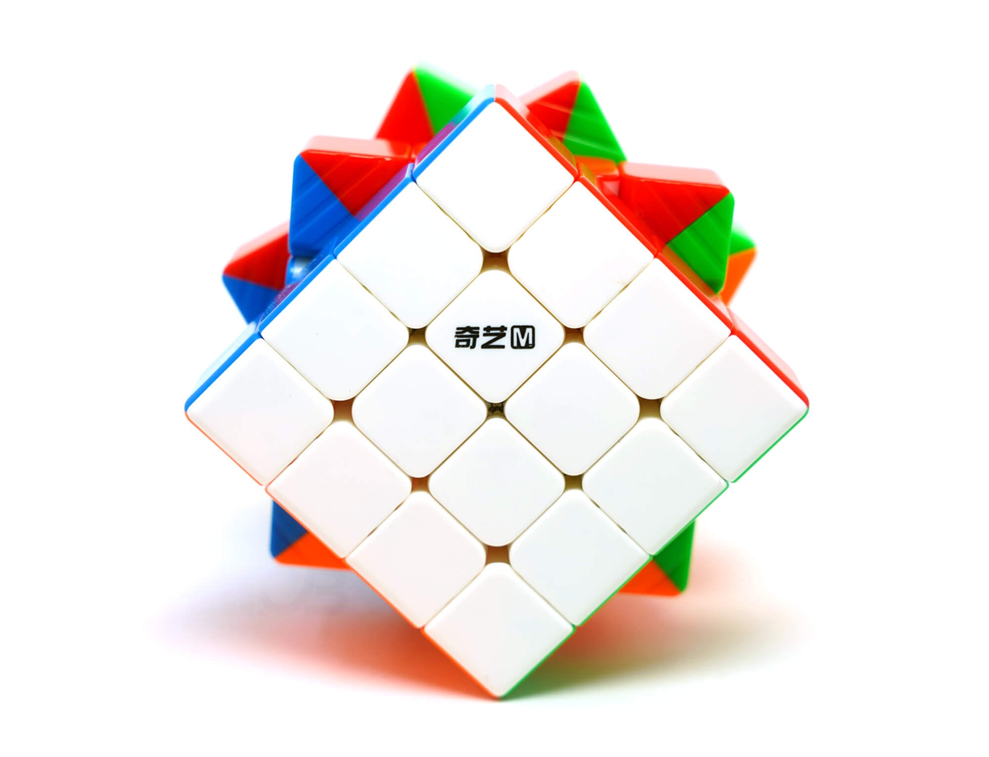 Cubo Mágico 4x4 QiYi M Pro Stickerless Magnético — vista frontal com as seis faces coloridas